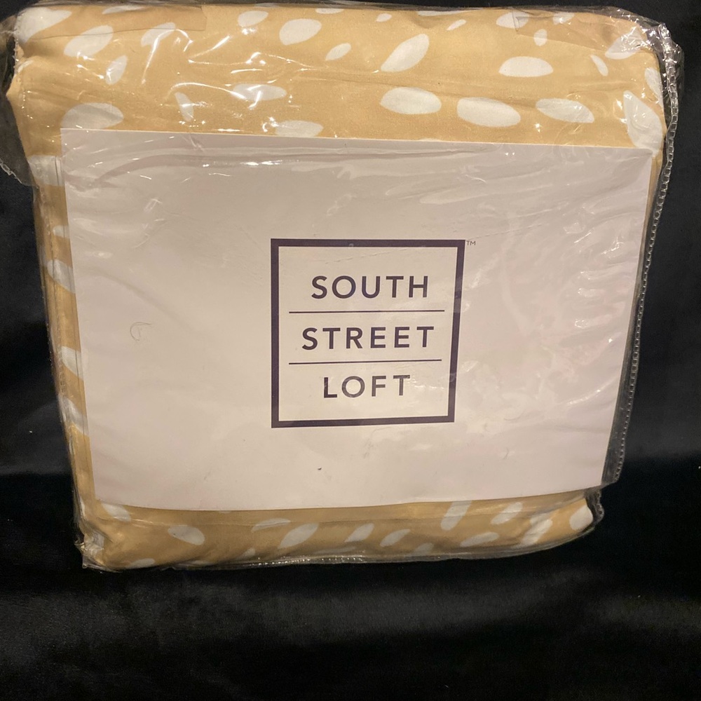 Tan and White Bedding Sheet Set